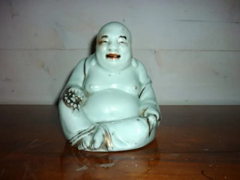 Une sculpture moderne d’une figure féminine en céramique brute, avec des glaçures audacieuses et texturées, symbolisant la résilience et la puissance de la femme moderne, dans des tons bleu cobalt et or.